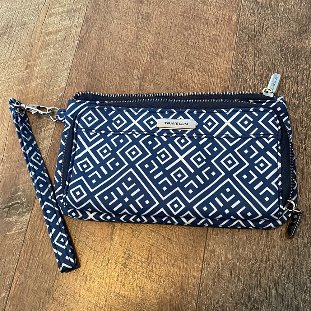 Travelon Wristlet/wallet